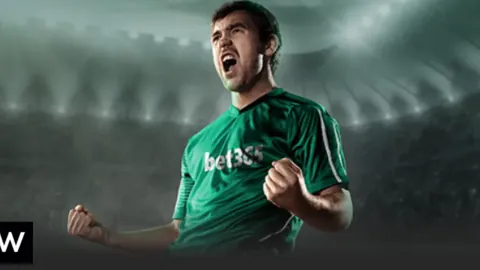 国足遭遇三连败，世界杯晋级受挫，中新体坛关注